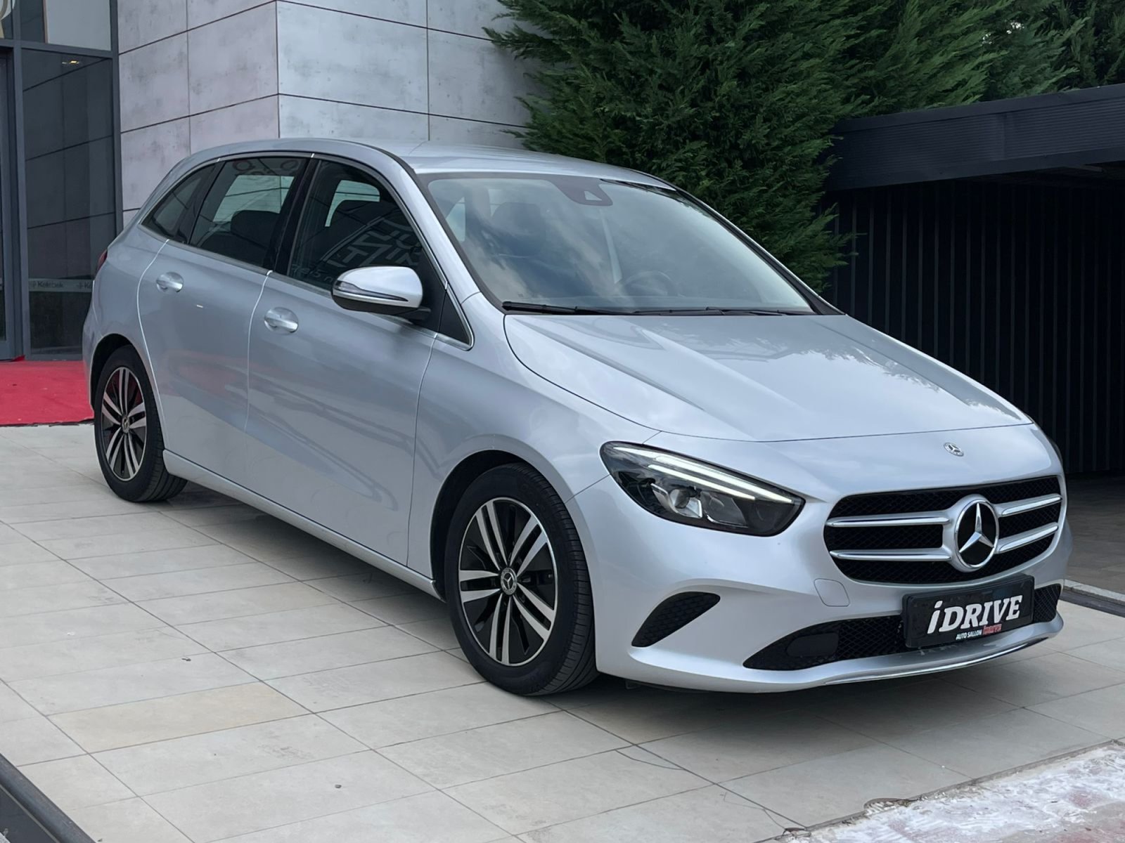 MERCEDES-BENZ B 180