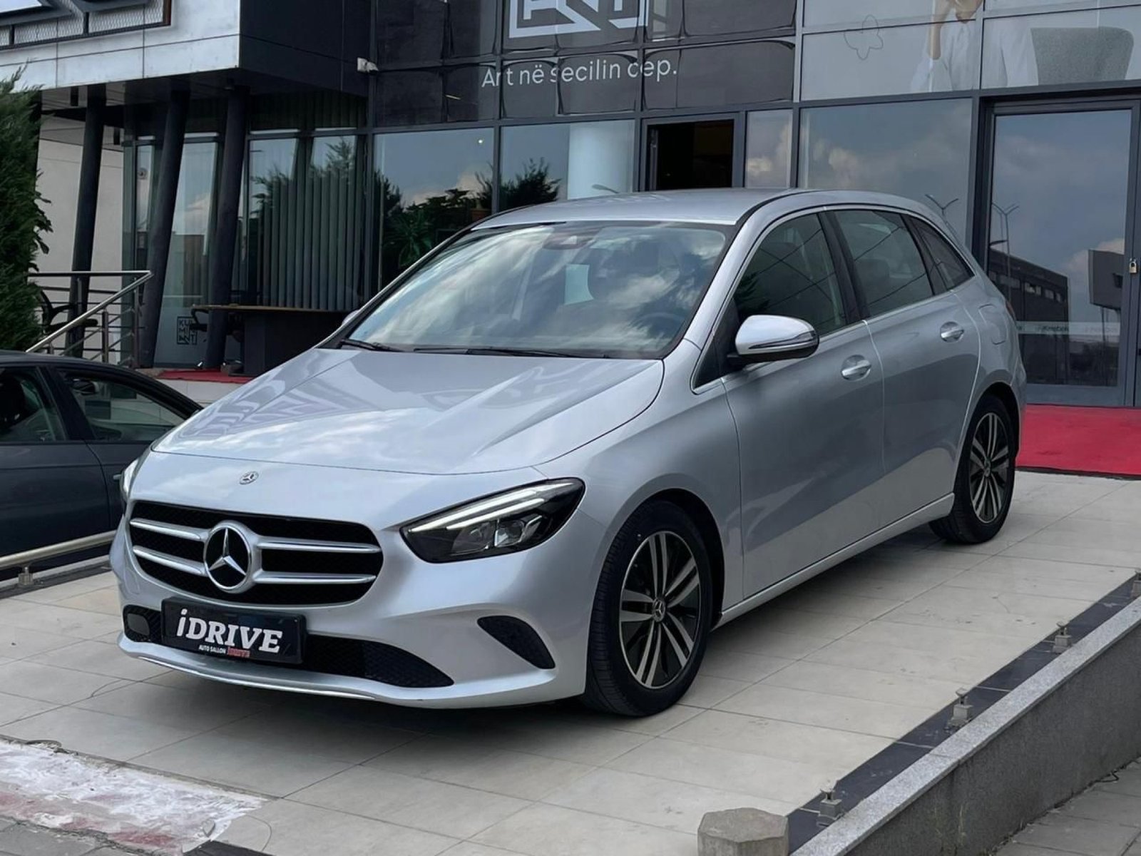 MERCEDES-BENZ B 180