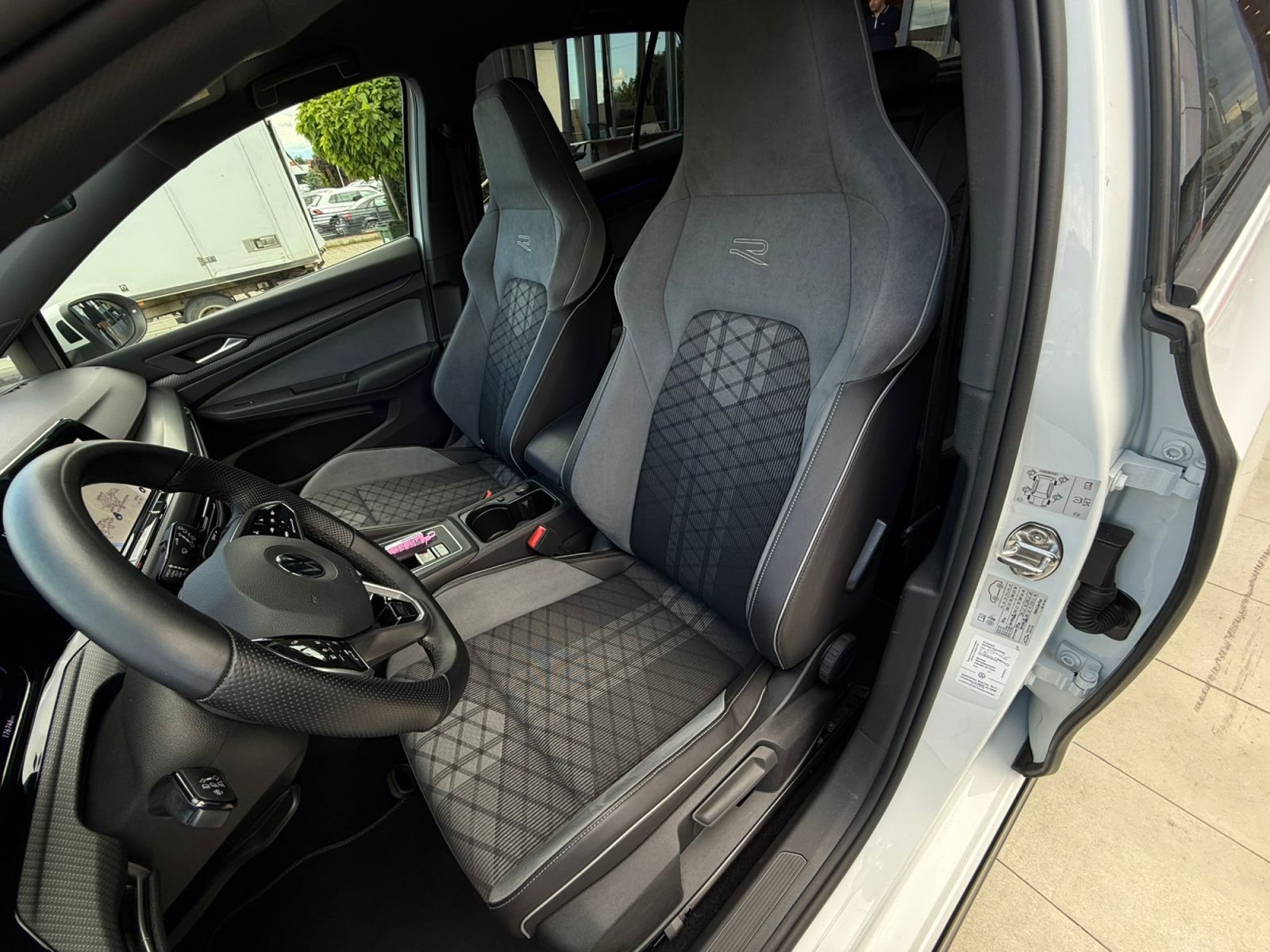 VW GOLF VIII R-LINE