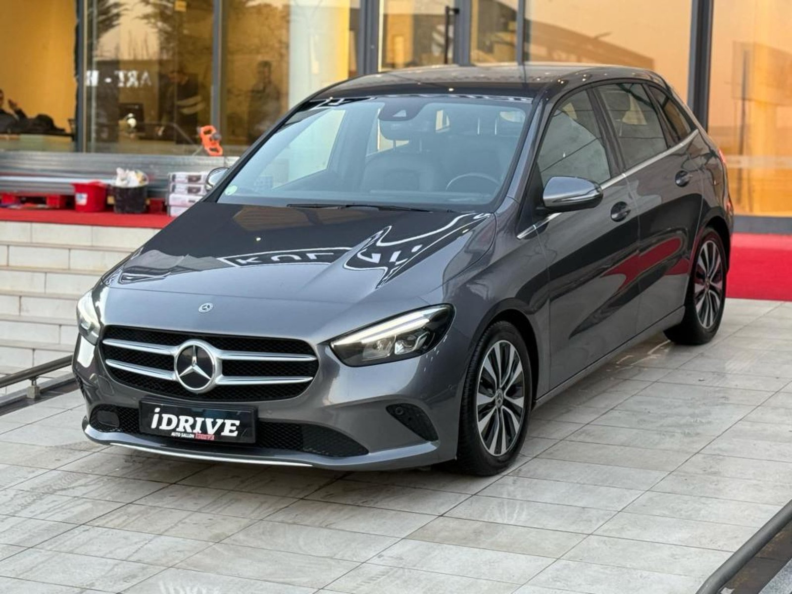 MERCEDES-BENZ B180d